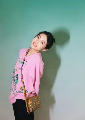 张子枫少女感活力俏皮写真图片_2