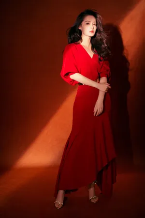李沁红衣妩媚性感写真图片_5