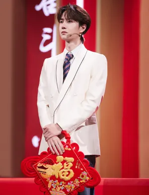 王一博2020湖南卫视春晚图片_3