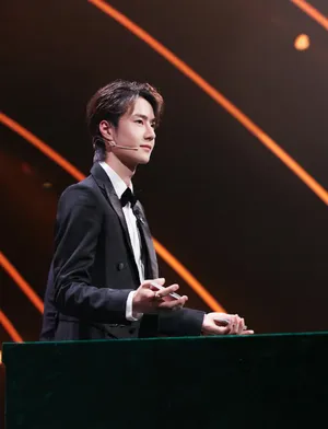王一博2020湖南卫视春晚图片_6