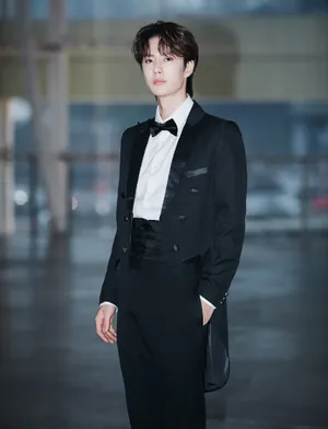 王一博燕尾服帅气写真图片_2