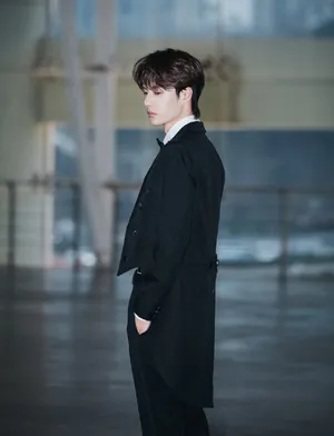 王一博燕尾服帅气写真图片_3