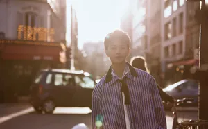 任嘉伦干净清爽街拍写真图片_1
