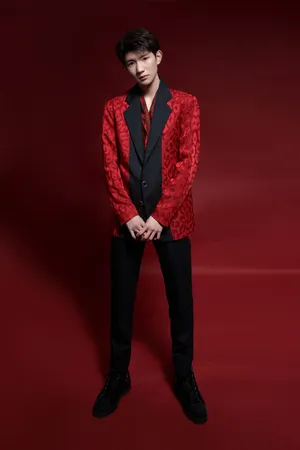 王源春晚帅气迷人写真图片_7