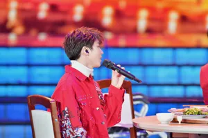 王俊凯刺绣夹克帅气写真图片_11