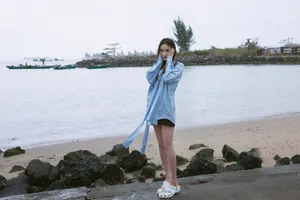 杨幂蓝色衬衣沙滩性感写真_1
