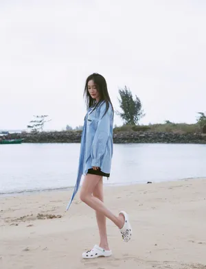杨幂蓝色衬衣沙滩性感写真