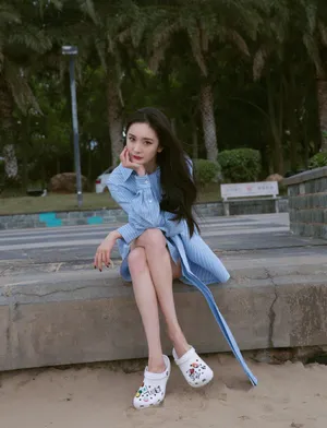 杨幂蓝色衬衣沙滩性感写真_2