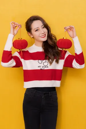 迪丽热巴新年喜庆甜美写真