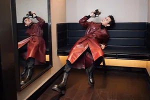 王凯红色风衣酷帅写真图片_2