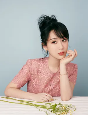 杨紫温柔优雅写真图片_5