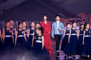 杨紫2020北京台春晚舞台照图片_2