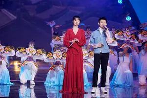 杨紫2020北京台春晚舞台照图片_3
