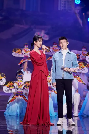杨紫2020北京台春晚舞台照图片_5