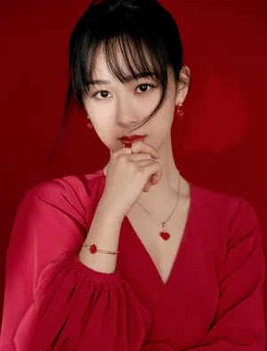 杨紫新年红裙迷人性感写真图片_2