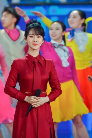 杨紫新年红妆喜庆甜美写真_12