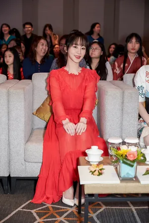 杨紫欢乐颂缅甸行活动照图片_3