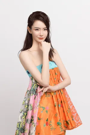 戚薇个性妆容抹胸裙性感图片_6