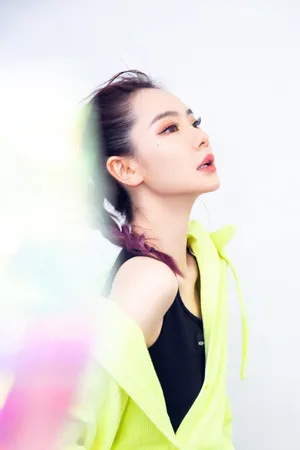 戚薇紫色渐变高马尾性感图片_10