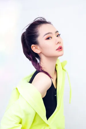 戚薇紫色渐变高马尾性感图片_11