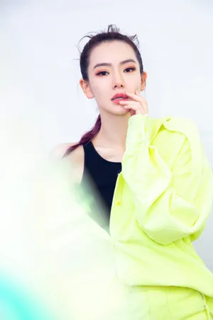 戚薇紫色渐变高马尾性感图片_12