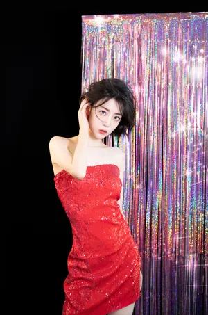李溪芮抹胸红裙性感写真图片_3