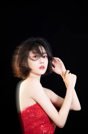 李溪芮抹胸红裙性感写真图片_5