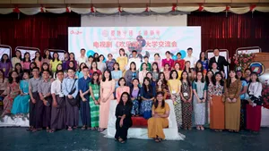乔欣大学交流会甜美图片