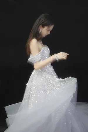 angelababy浅蓝色鱼鳞亮片长裙性感图片
