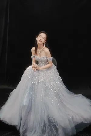 angelababy浅蓝色鱼鳞亮片长裙性感图片_2