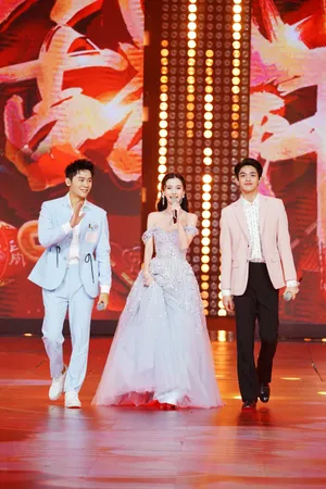 angelababy浅蓝色鱼鳞亮片长裙性感图片_10