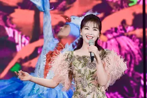 刘涛橘粉色羽毛裙性感图片_9