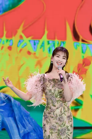 刘涛橘粉色羽毛裙性感图片_12