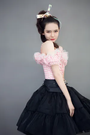 戚薇金鱼妆性感撩人写真_4
