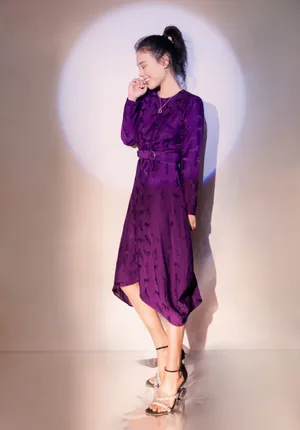 马思纯紫色缎面长裙优雅性感写真
