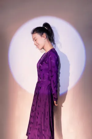 马思纯紫色缎面长裙优雅性感写真_2
