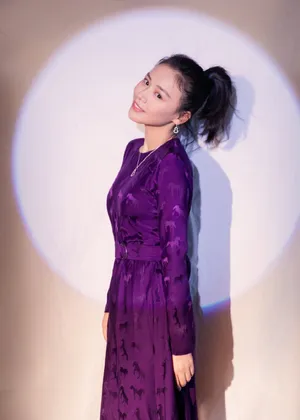 马思纯紫色缎面长裙优雅性感写真_3