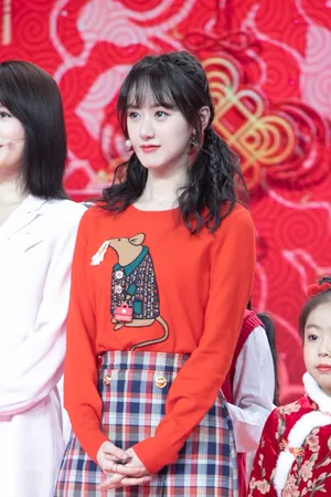 袁冰妍春节甜美活动照图片_2