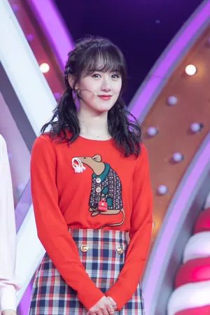 袁冰妍春节甜美活动照图片_3