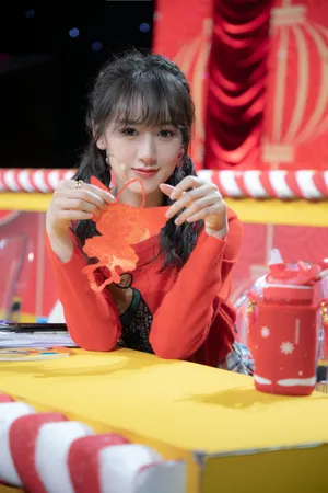 袁冰妍春节甜美活动照图片_4