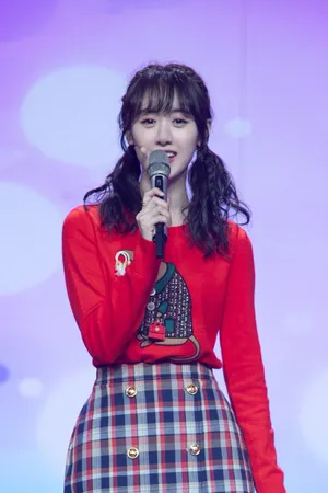袁冰妍春节甜美活动照图片_5