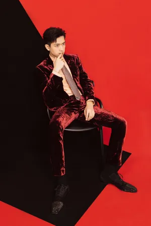 李现红丝绒西装帅气写真图片