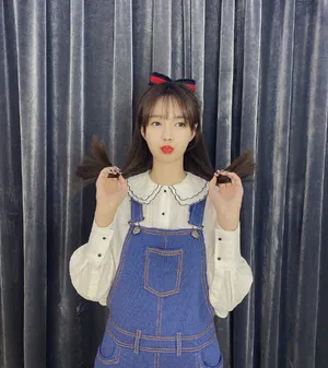 沈梦辰背带裙娃娃衫甜美写真_4