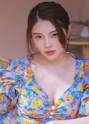 徐冬冬碎花裙秀性感身材迷人写真