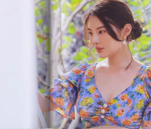 徐冬冬碎花裙秀性感身材迷人写真_2