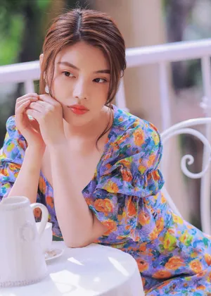 徐冬冬碎花裙秀性感身材迷人写真_3