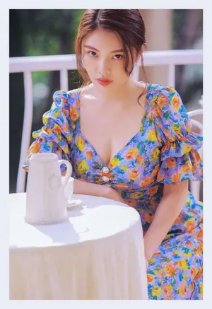 徐冬冬碎花裙秀性感身材迷人写真_5