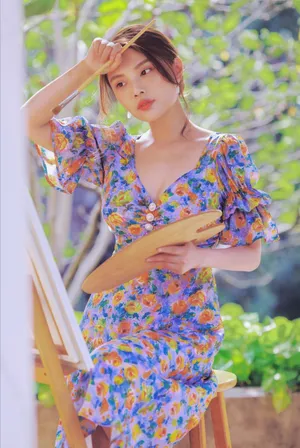 徐冬冬碎花裙秀性感身材迷人写真_10