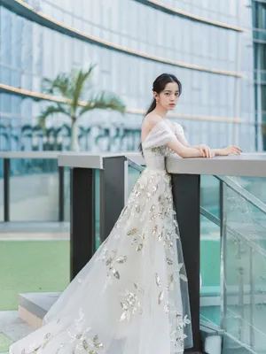 欧阳娜娜仙气礼服性感图片