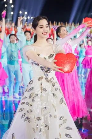 欧阳娜娜仙气礼服性感图片_11